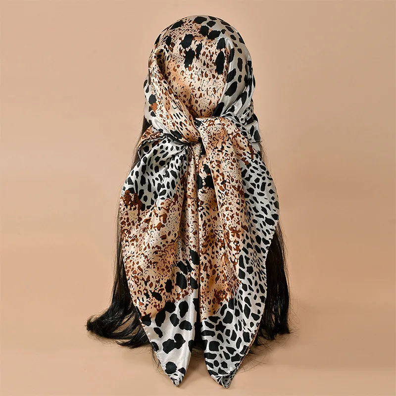 2025 marca de lujo leopardo punto mancha bufanda cuadrada mujeres chales y chales Oficina pelo pequeño cuello Hijabs pañuelo Foulard 90*90cm