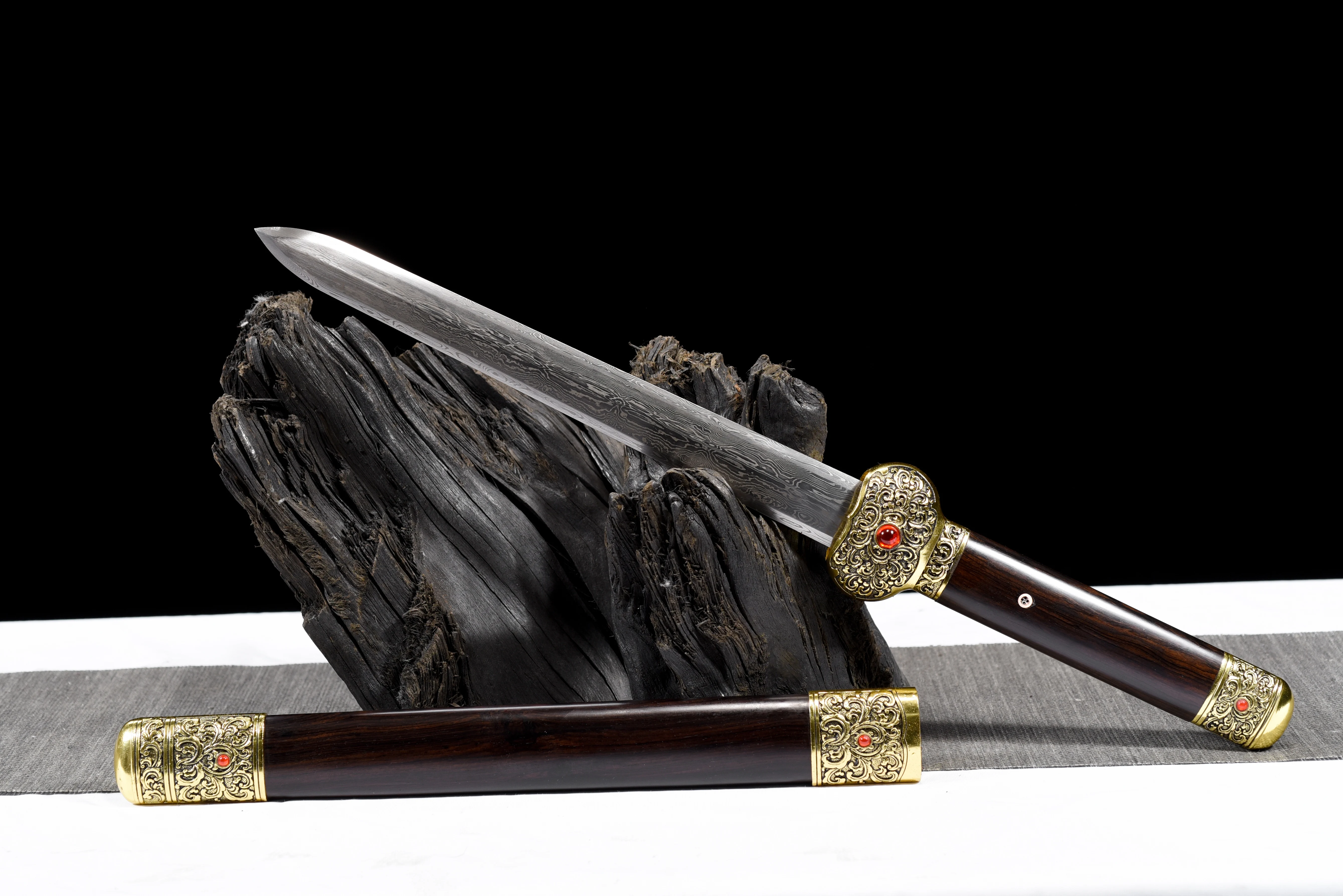 Gold and jewelry samurai swords, Damascus steel sharp katana men's unique gifts, ebony sheaths collected by martial arts battle