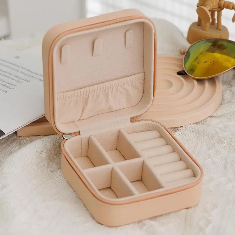 Tragbare Schmuckaufbewahrungsbox aus PU-Leder mit mehreren Fächern und weichem Innenfutter, ideal für Reisen und den täglichen Gebrauch, zum Aufbewahren von Ringen, Ohrringen und Halsketten. – Detail 3