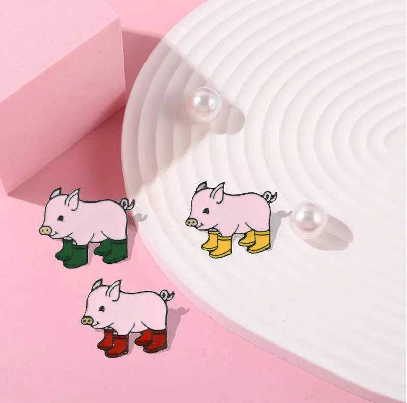 Fun Pig dengan sepatu bot hujan Pin Enamel bros Piggy lencana Denim jeans Lapel Pin kartun binatang lucu perhiasan hadiah untuk anak-anak teman