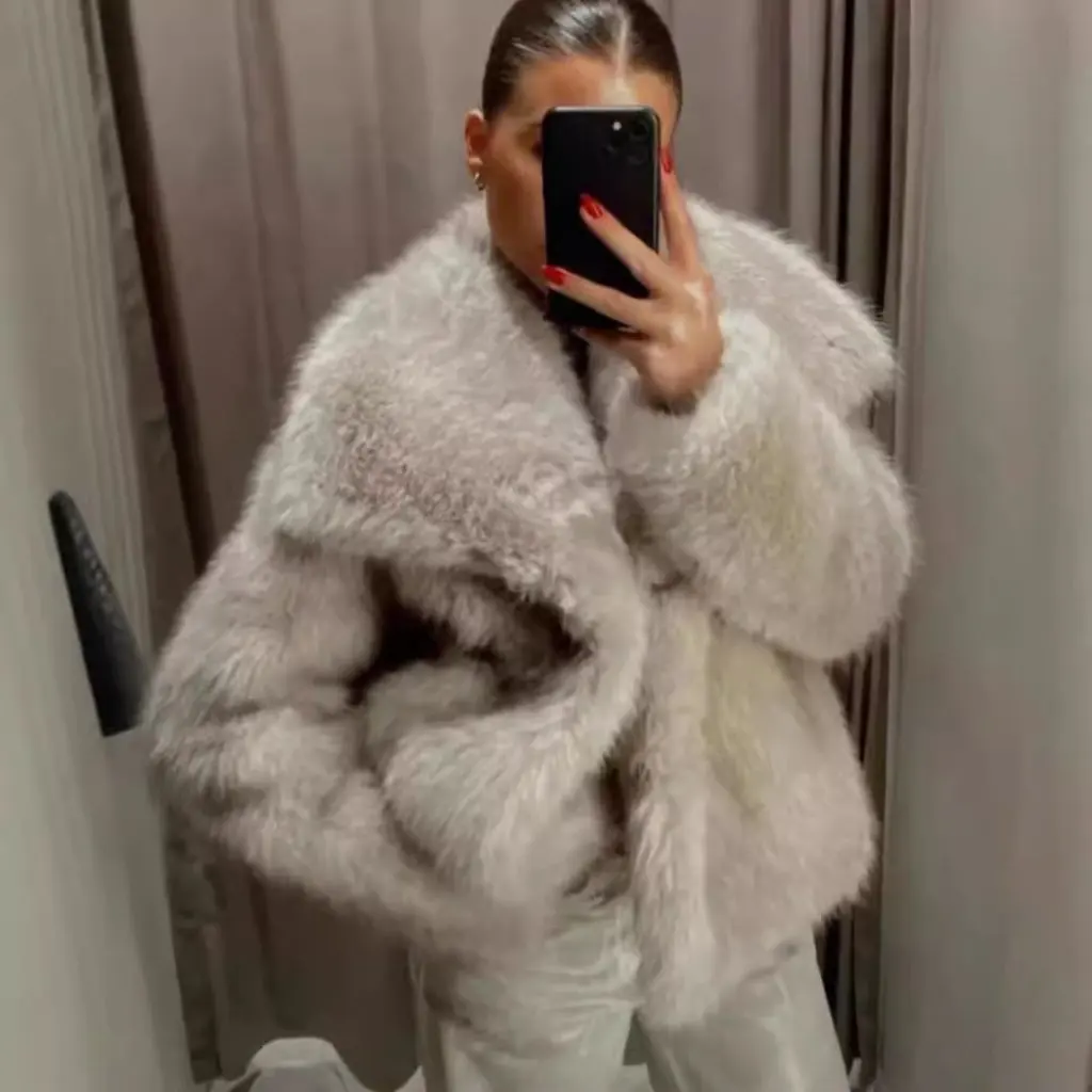 

Women's Fluffy Plush Short Faux Fur Coat Large Lapel European American Fashion Fox Fur Jacket for Casual Wear