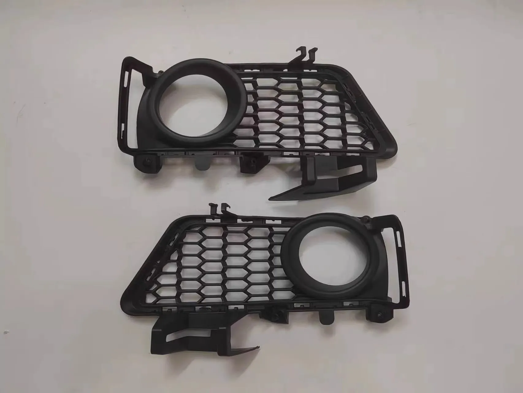Front bumper fog light mesh grille frame for BMW 3 series F30 F31 F35 13-19 modified to MT style