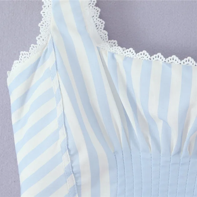 Amerykańska seksowna dziewczyna w kwadratowym dekolcie, falbankach, wiązaniu krzyżowym, dopasowanej kamizelce w paski lub modnym, uniwersalnym topie na lato.