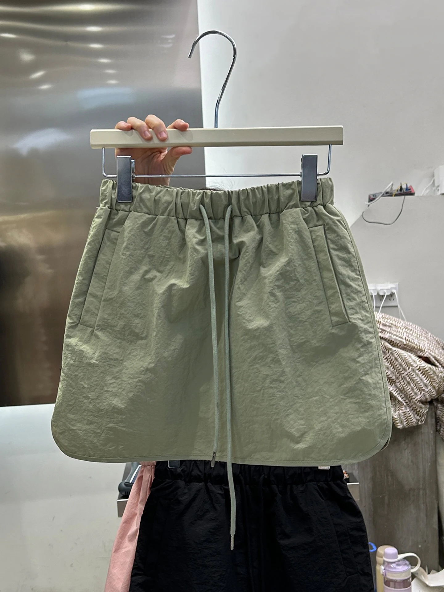 シンプルな作業服ミニスカート女性の夏のスポーツスタイル巾着ハイウエスト多用途レトロ日本新到着