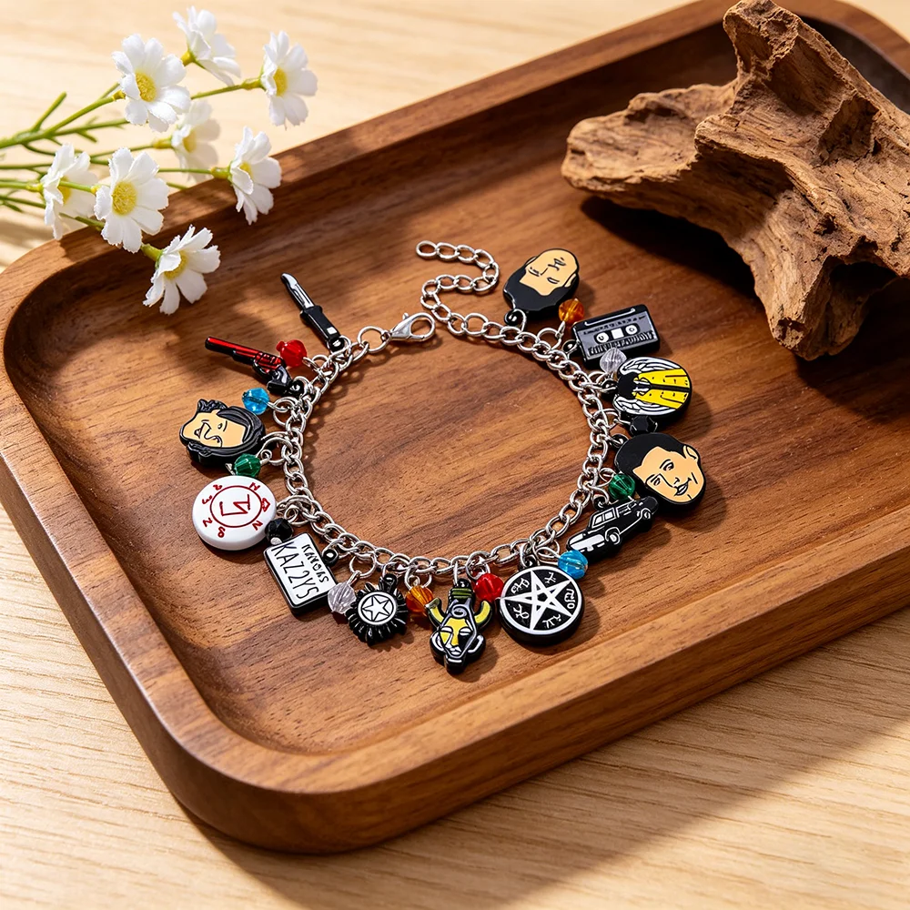 Pulsera con dijes temática de la serie de televisión Supernatural con símbolo anti-posesión de los hermanos Winchester Castiel, dijes de Impala y pistola Colt