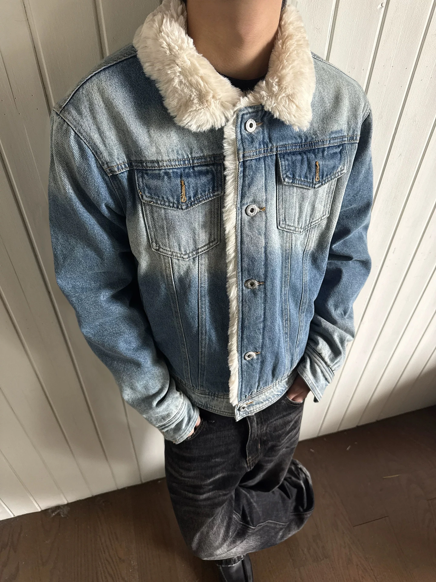 

Куртка из денима с эффектом потертости в стиле миланской улицы, с мехом ягненка, пэчворк, теплая хлопковая, молодежная, модная, с длинными рукавами, на пуговицах, джинсовая куртка