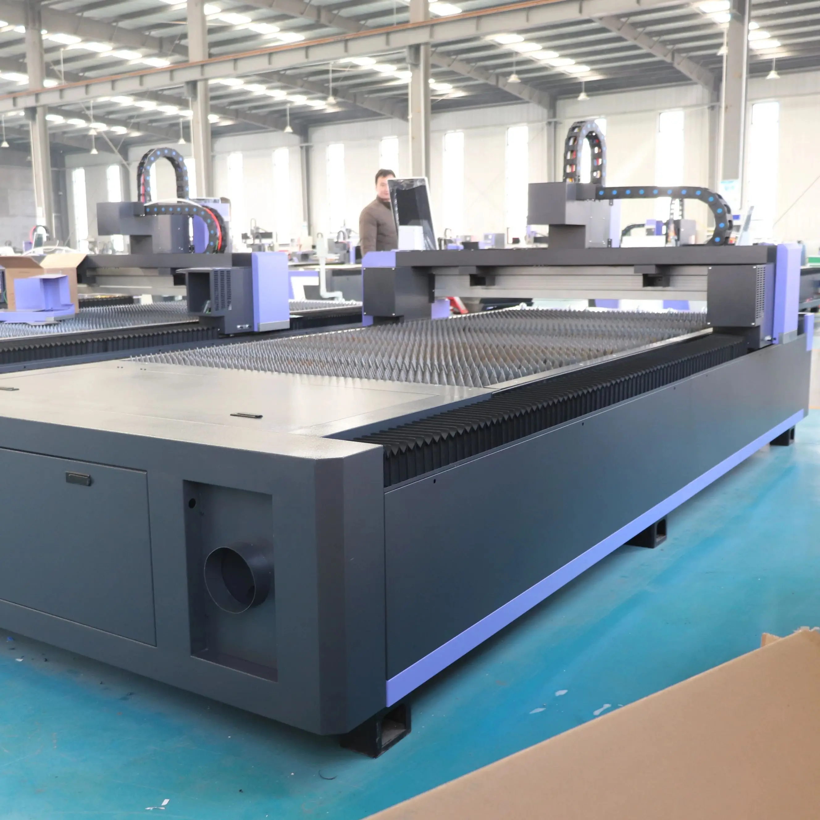 آلة القطع بليزر الألياف CNC 1500W-6000W لقاطع الألواح المفتوحة بالليزر من الفولاذ المقاوم للصدأ/الفولاذ الكربوني/معدن الألومنيوم