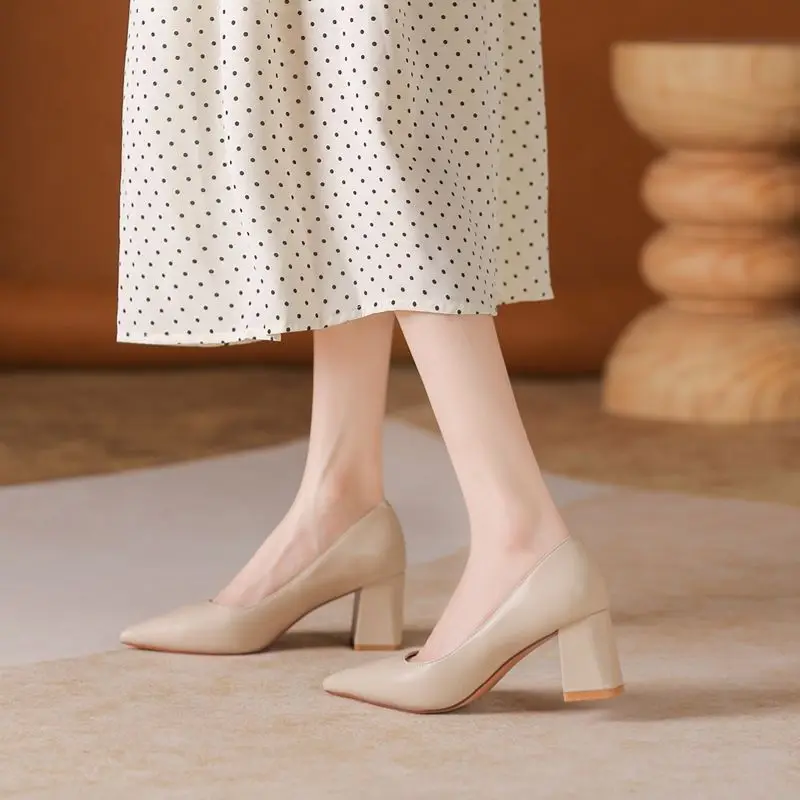 

Глянцевые туфли на толстом каблуке с острым носком для офиса, работы, собеседований, универсальные, стильные, новые модели 2026 года