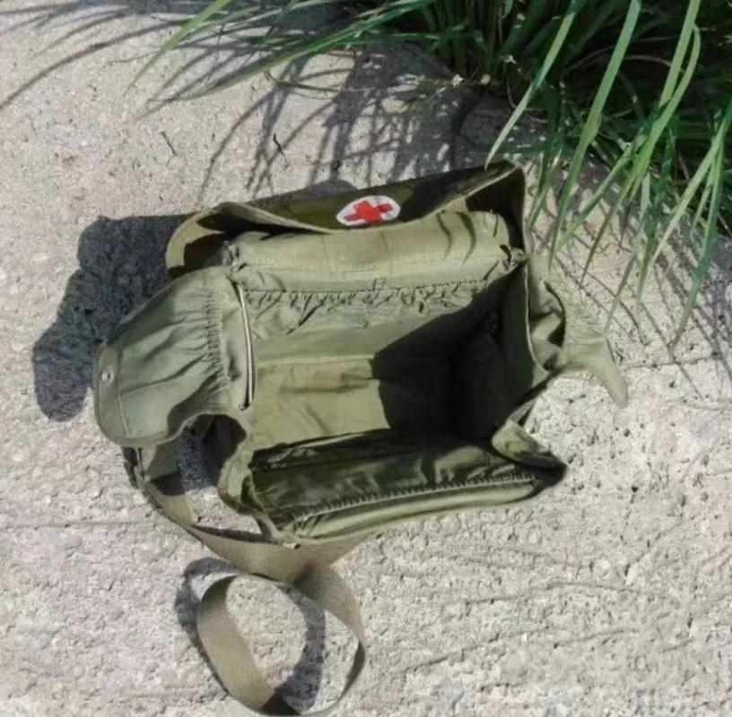 الفائض الأصلي الأصلي المصنوع في السبعينيات الصينية العسكرية الخضراء المقاومة للماء كافالري حقيبة طبية دراجة نارية الجانب الجسم حقيبة #3