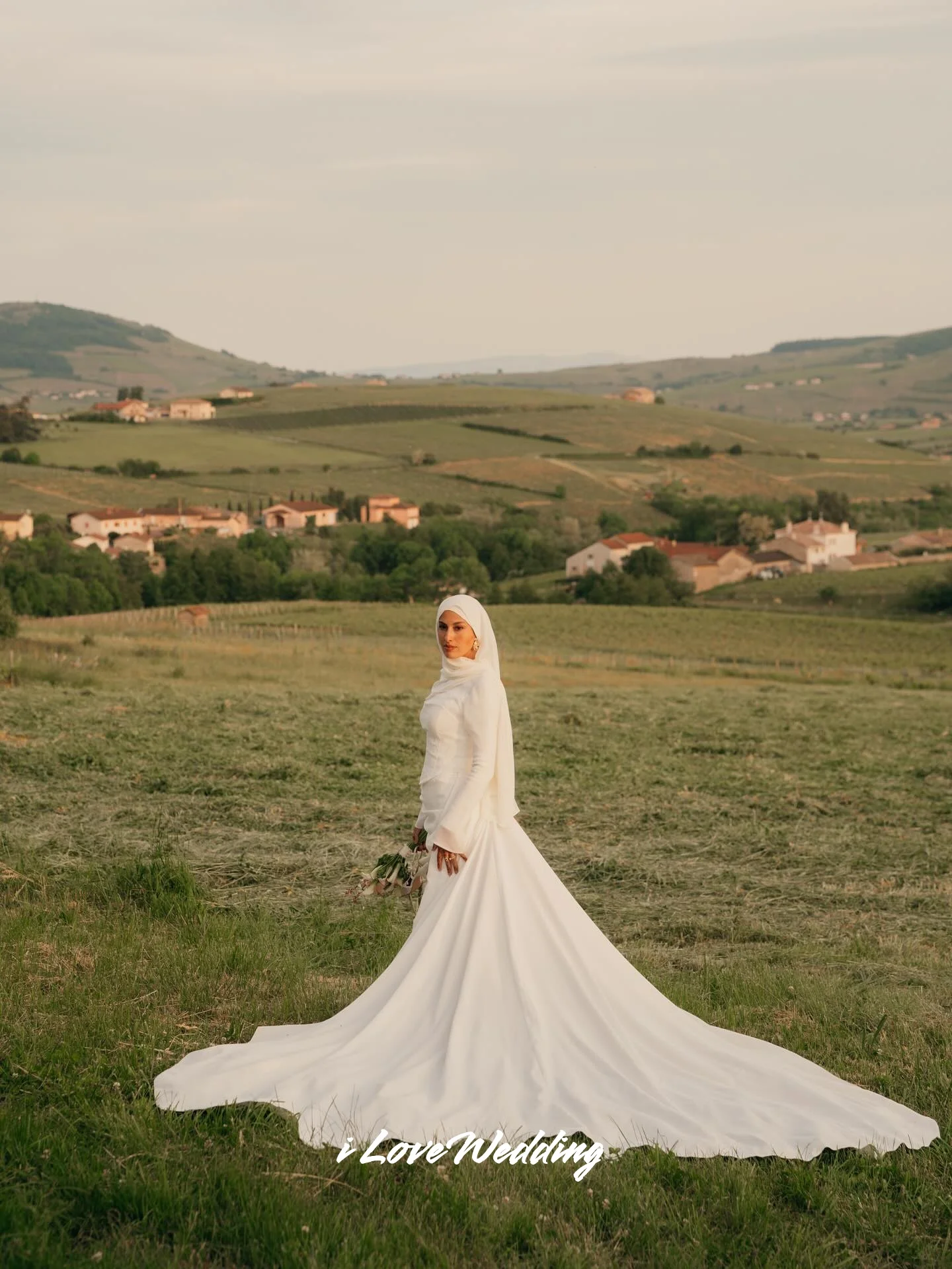 شال أبيض فساتين زفاف كم طويل حورية البحر المملكة العربية السعودية دبي طول الأرض سويب تراين فساتين سهرة مخصصة حديثة #6