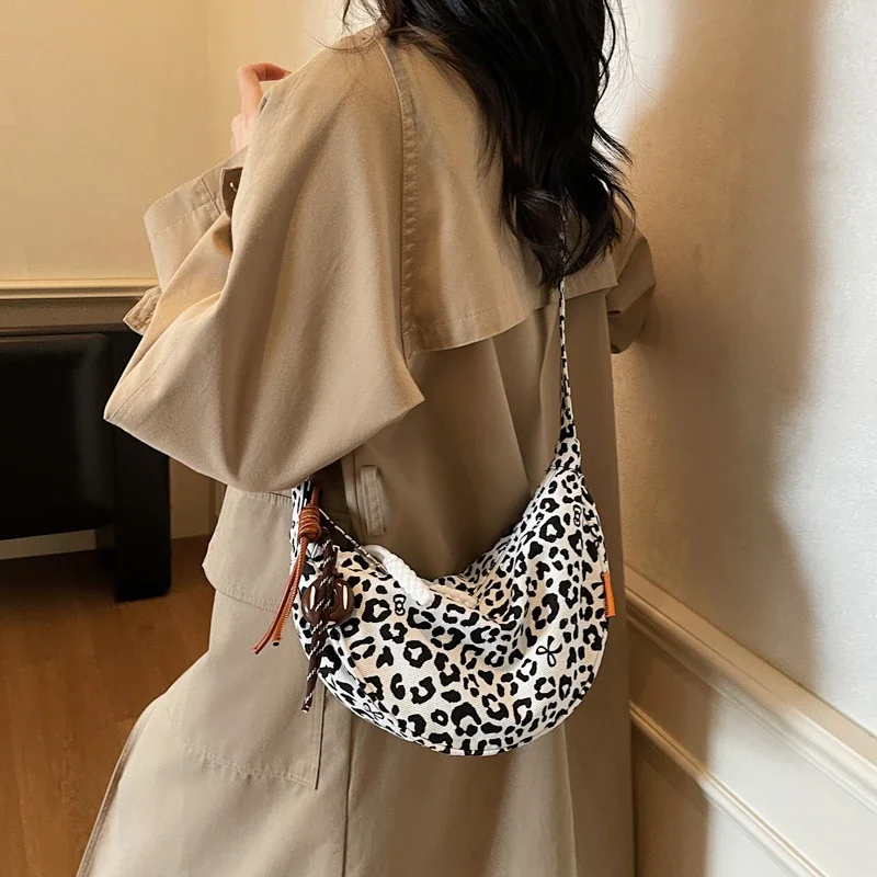 2026 Hot Sale Versatile Casual Commute Underarm Crossbody Bags Concise Leopard Print Canvas Zipper Large Capacity Shoulder Bags