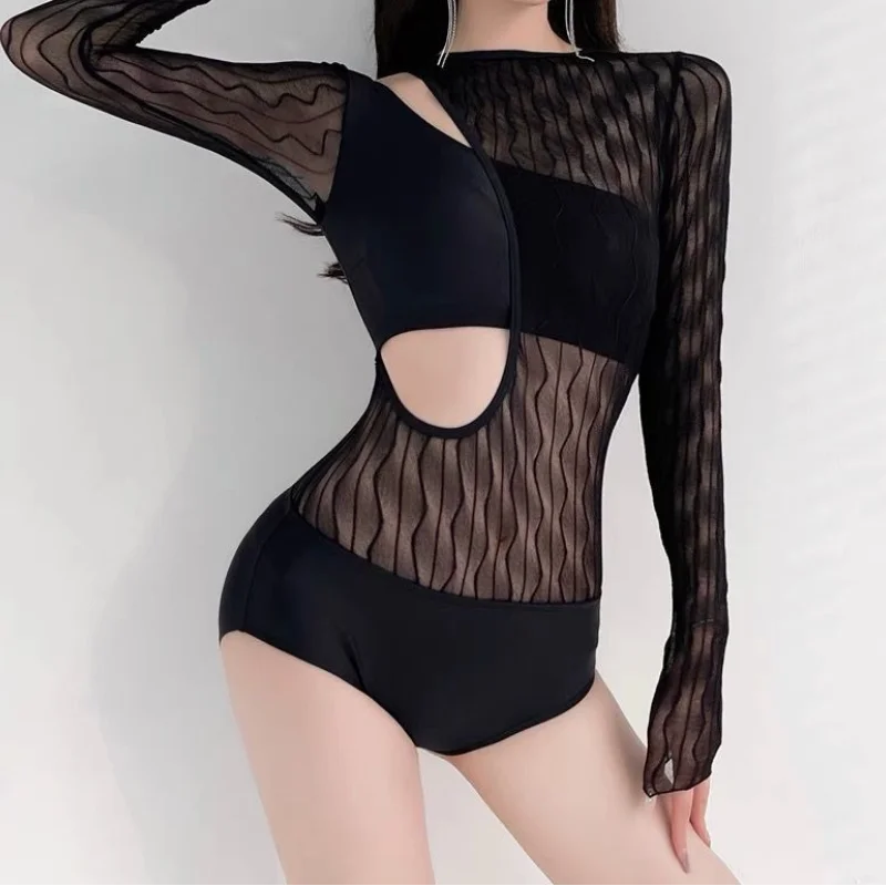 Traje de baño de manga larga ahuecado para mujer, bañador Sexy negro, cuello sesgado, Delgado, versión coreana, Espalda descubierta, triángulo conectado, vacaciones