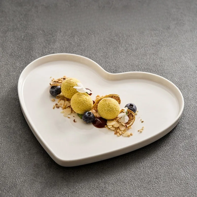 Creative White Heart-Shaped Ceramic Dinner Plate High-End Vegetarian and BBQ Plate Modern 10-Inch Ceramic Tableware Kitchenware