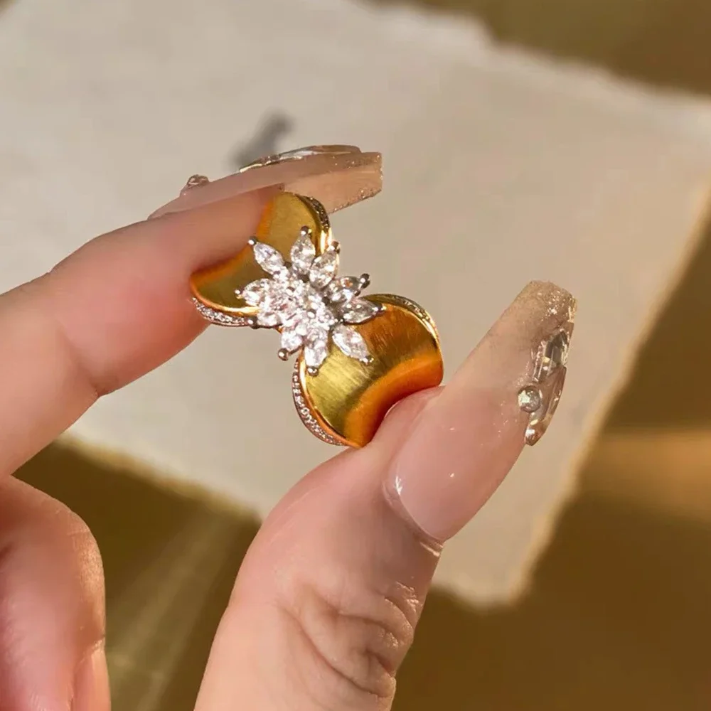 Vintage Butterfly Ring for Ladies, Delicate Brushed Engraving Detail, Stylish Two-tone Ring, Premium Fashion Jewelry, Versatile for Daily Outfit and Banquet Occasions, Wonderful Gift Choice