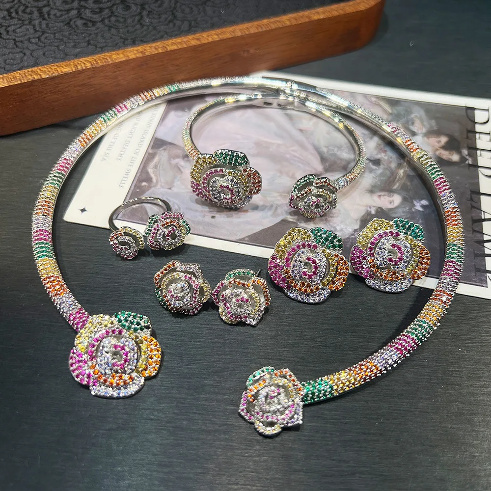 

Благородное элегантное цветное циркониевое камелия, открытое ожерелье, серьги-гвоздики, комплект французских роскошных вечерних украшений для женщин
