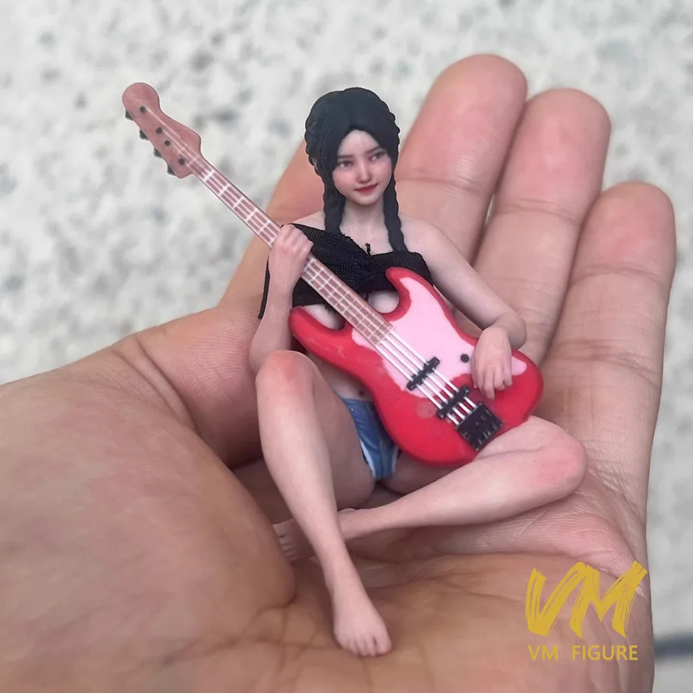 

Реалистичная диорама 1/18 1/16 1/12: Смеющаяся девушка с гитарой, художественная скульптура, миниатюрная фигурка, реквизит для сцен, декор для автомобиля