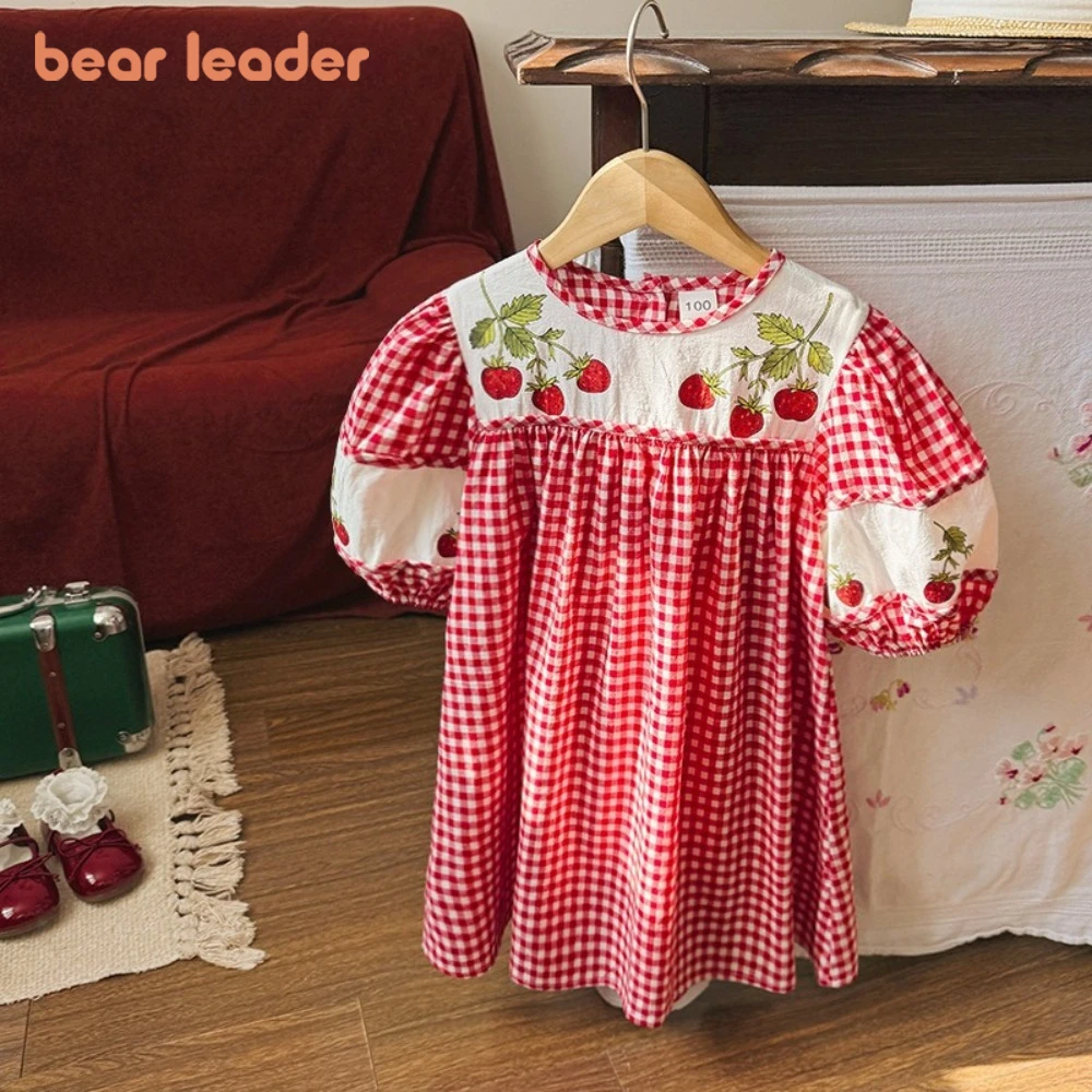 

Летнее корейское платье Bear Leader для девочек, красное в клетку, с короткими рукавами, с принтом клубники, в стиле колор-блок, платье принцессы