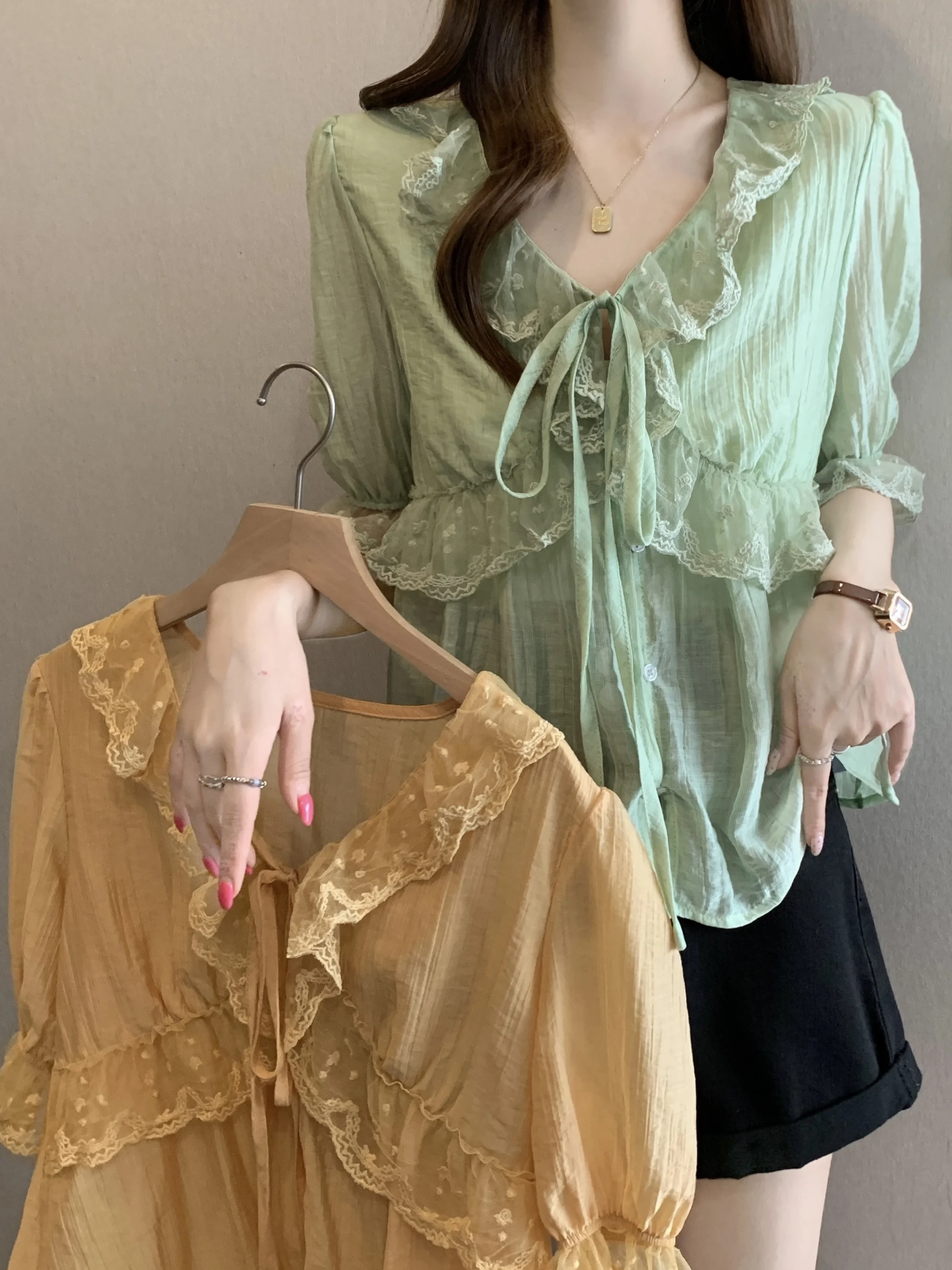 

Fashionable V-Neck Bubble Sleeve Shirt for plus Size Women Loose Fit Lace Trimmed Bellflower Korean Style Summer Top