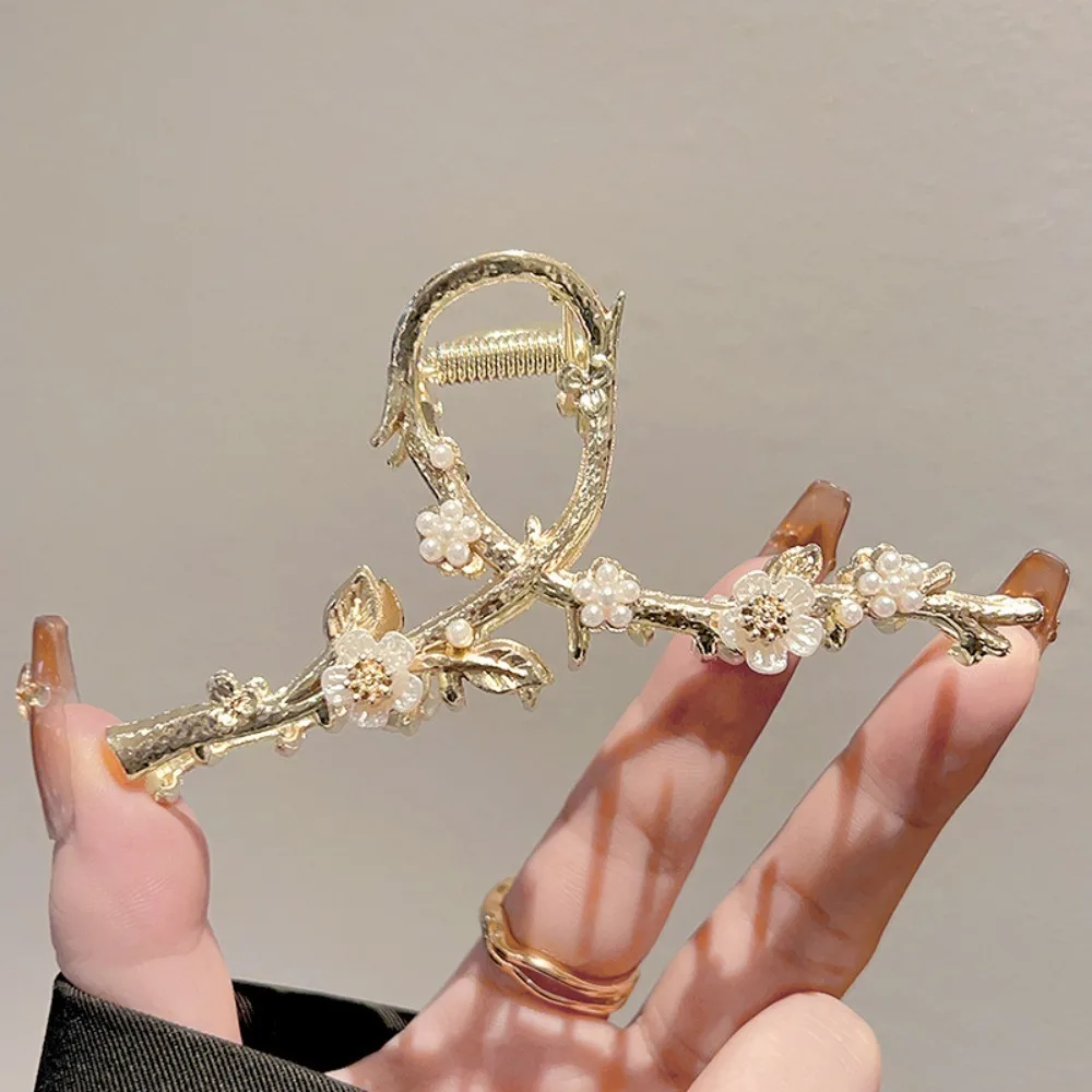 Elegante Retro-Haarspange mit Perlenblütenzweig und Blumendetail. Von der Natur inspirierter modischer Haarschmuck für Damen – Detail 2