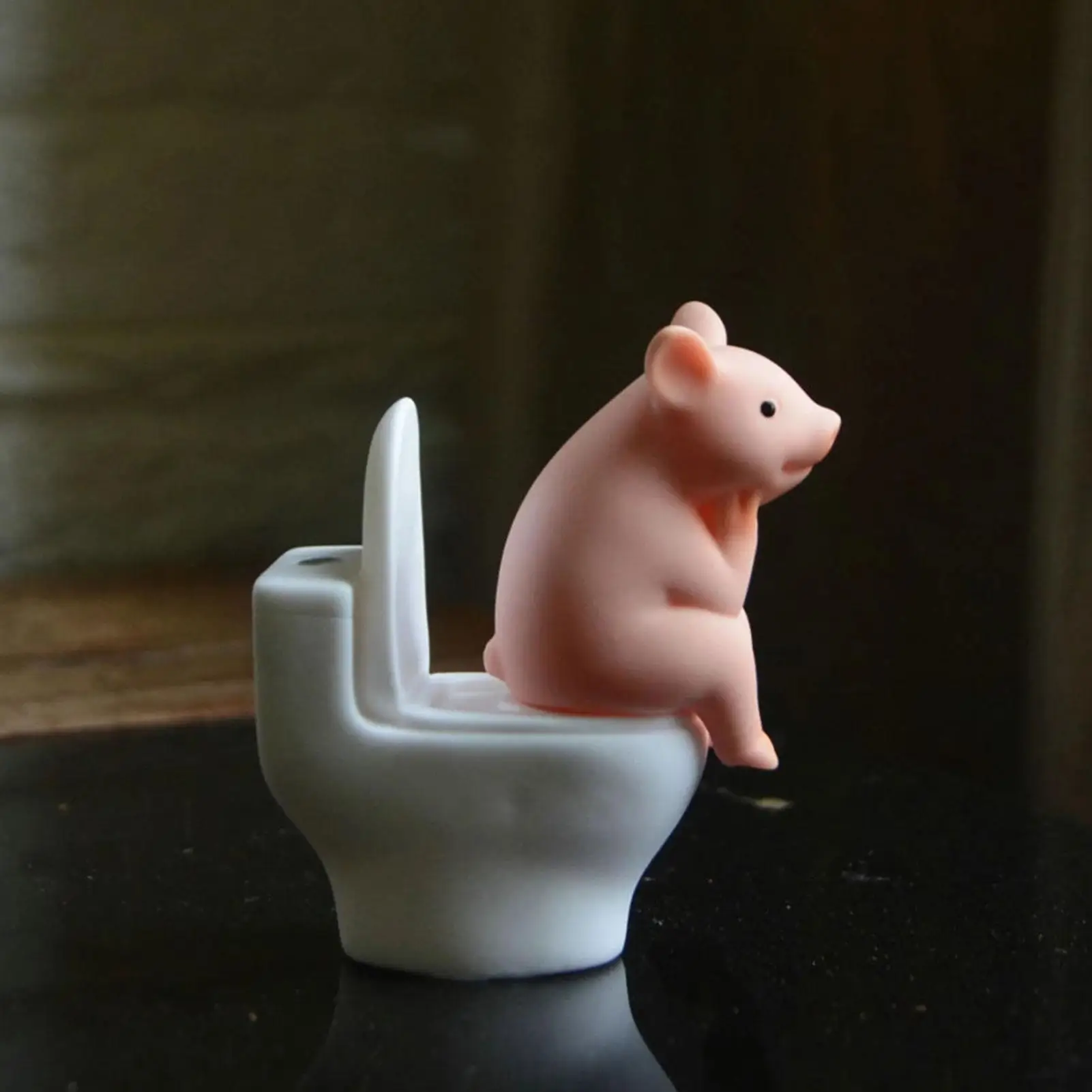 Adorable Pink Pig on Toilet Figurine Mini Resin Figurine Cute Animal Desktop Ornament CreativeHome Bathroom Decor Gifts