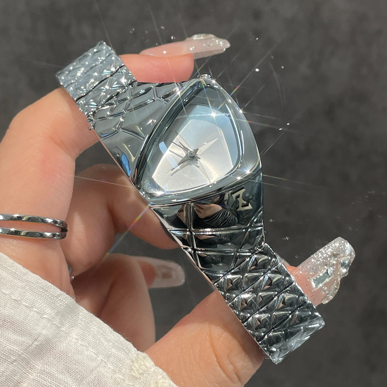 CILOA-Women Irregular Triangle Quartz Watch Silver Case Star Dial Croc Texture Metal Strap Fashion Ladies Wristwatch-5973