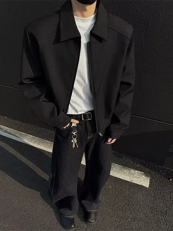 

Новая мужская куртка 2025 года: укороченная, с отложным воротником, в американском стиле, приталенная, для делового и повседневного образа, придающая молодежный и энергичный вид.