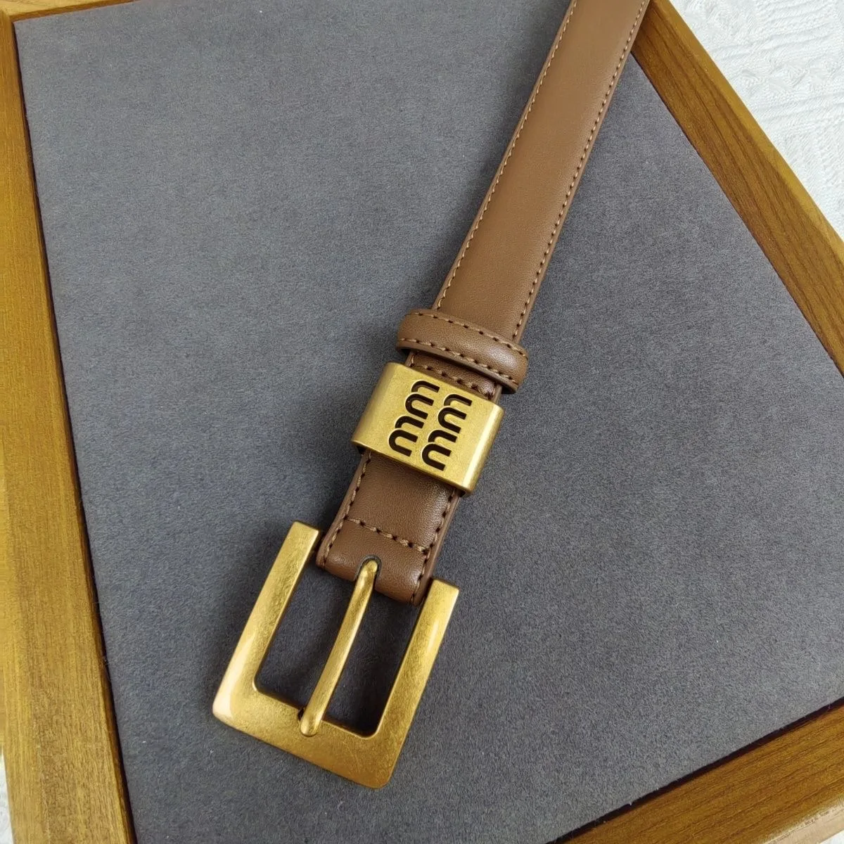 حزام جلدي أنيق بإبزيم ذهبي مربع كبار الحد الأدنى من الجينز الملابس والاكسسوارات الفاخرة مصمم العلامة التجارية حزام للنساء