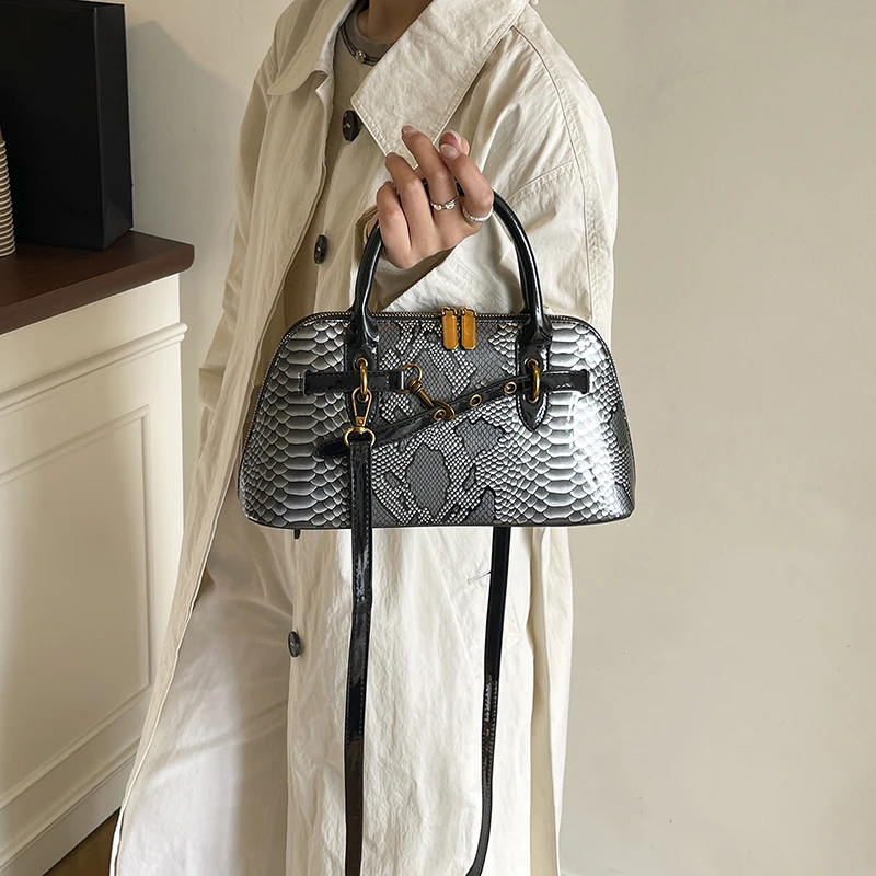 

Temperament PU Zipper Shoulder Bags 2026 Versatile New Trendy Fashion Commuting Design Sewing Thread Women's Crossbody Bags