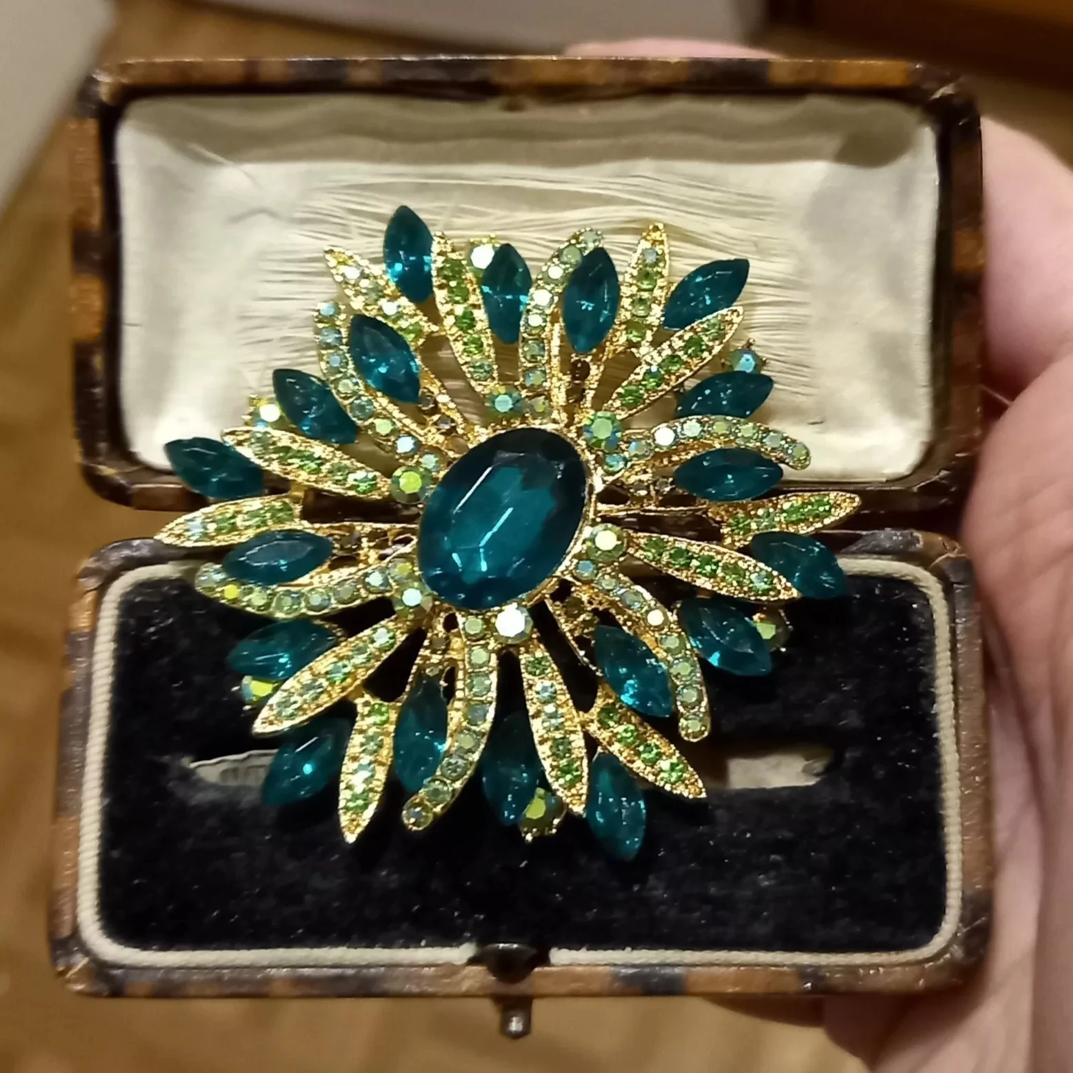 Luxury Women Men Sparkly Crystal Shining Badges Brooch Clssic Exquistie Middle Design Rhinestone Flower Pin Accessories For Lady