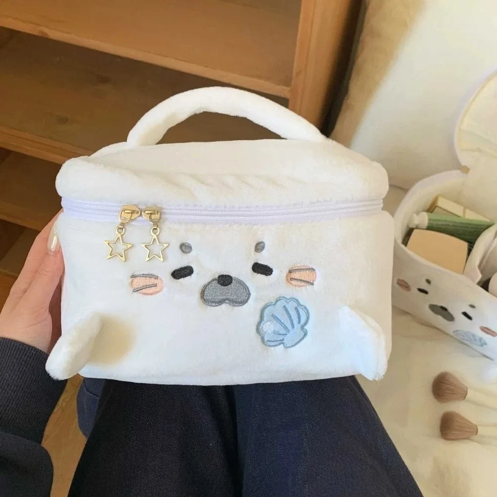 Fluffy Little Seal Make-up-Tasche, großes Fassungsvermögen, tragbare Kosmetiktasche, tragbare Reisetasche mit Stickmuster, Mehrzweck-Toilettentasche – Detail 12