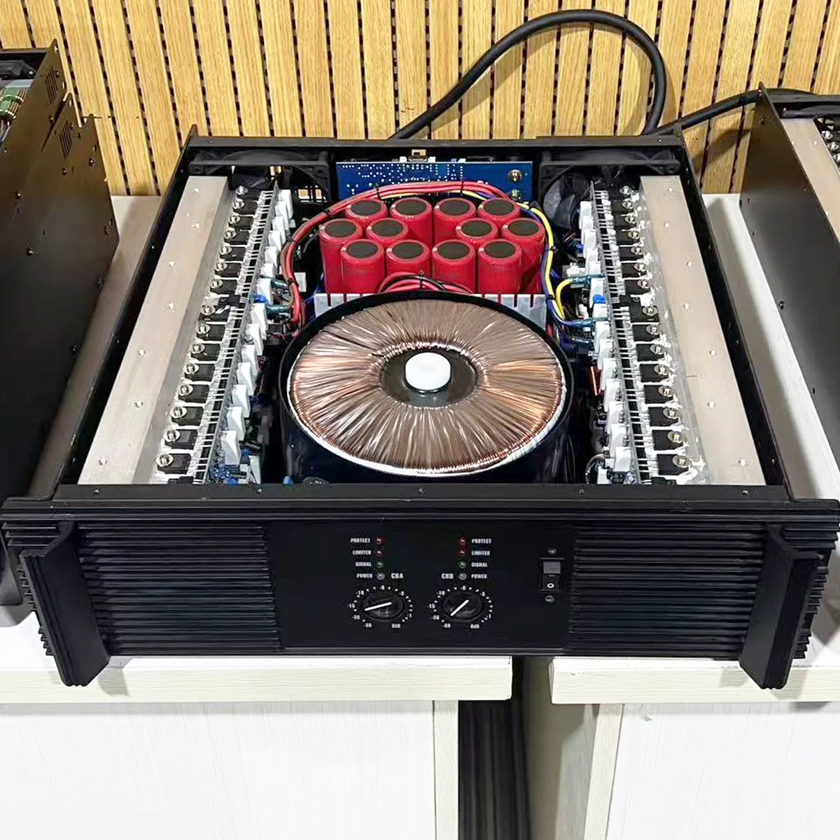 The Professional-grade MT1601 2-channel Power Amplifier, A 1300-watt Audio Amplifier, Is Suitable For Stage And Outdoor Concerts