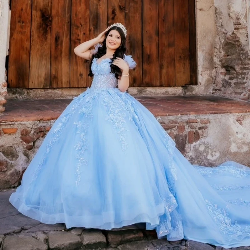 スカイブルーの光沢のあるキンセアニェーラドレス、オフショルダー、アップリケレース、ビーズ、ボウ、チュール、コルセット、パーティー、誕生日、スイート16ドレス、ベスティドス