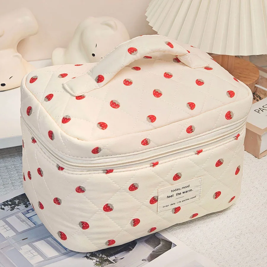 Borsa per il trucco alla fragola Borse per cosmetici da donna Moda portatile carina custodia da viaggio per cosmetici Borsa in cotone trapuntato con cerniera Pu