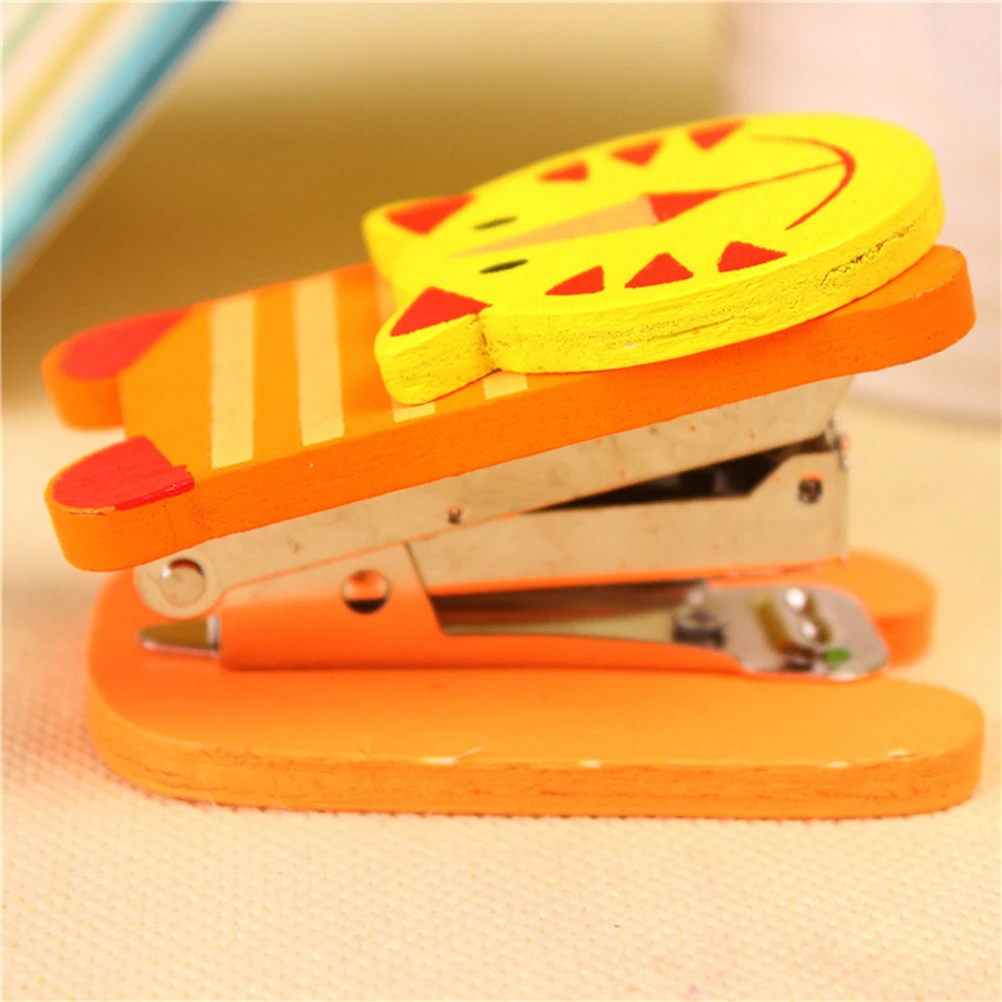 

2pcs Mini Wooden Desktop Stapler Painting Cartoon Stapler for Office Gift for Friends and ( Mixed Pattern)