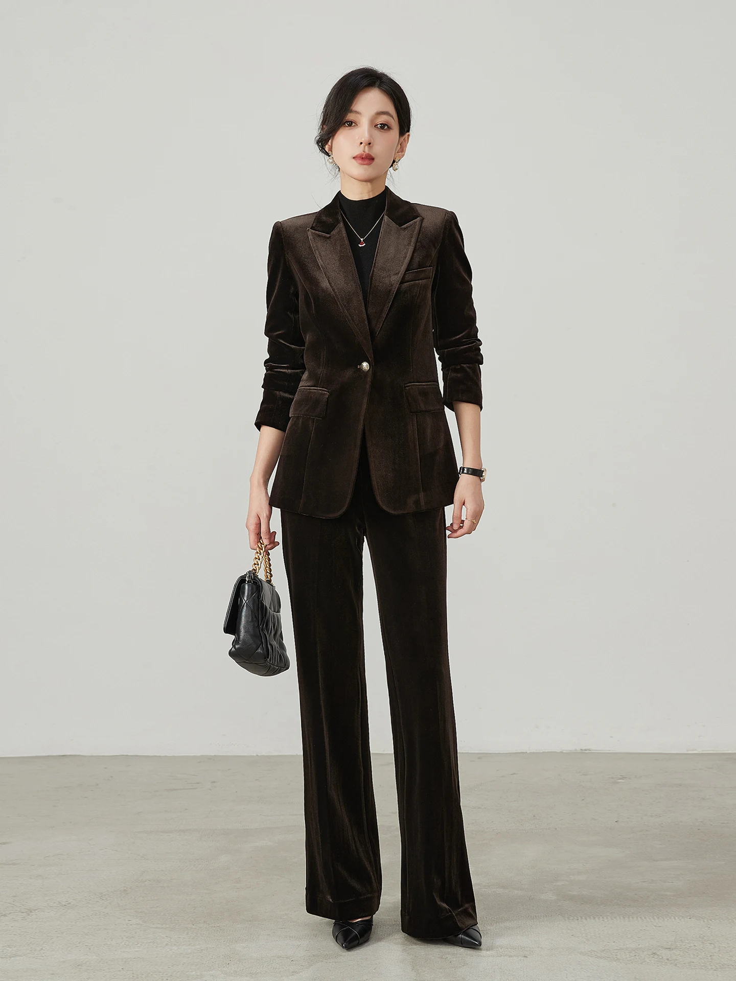 

Осенне-зимний утепленный бархатный деловой костюм для женщин: комплект из брюк и пиджака кофейного цвета, приталенный крой, для конференций и официальных мероприятий, премиум-класс