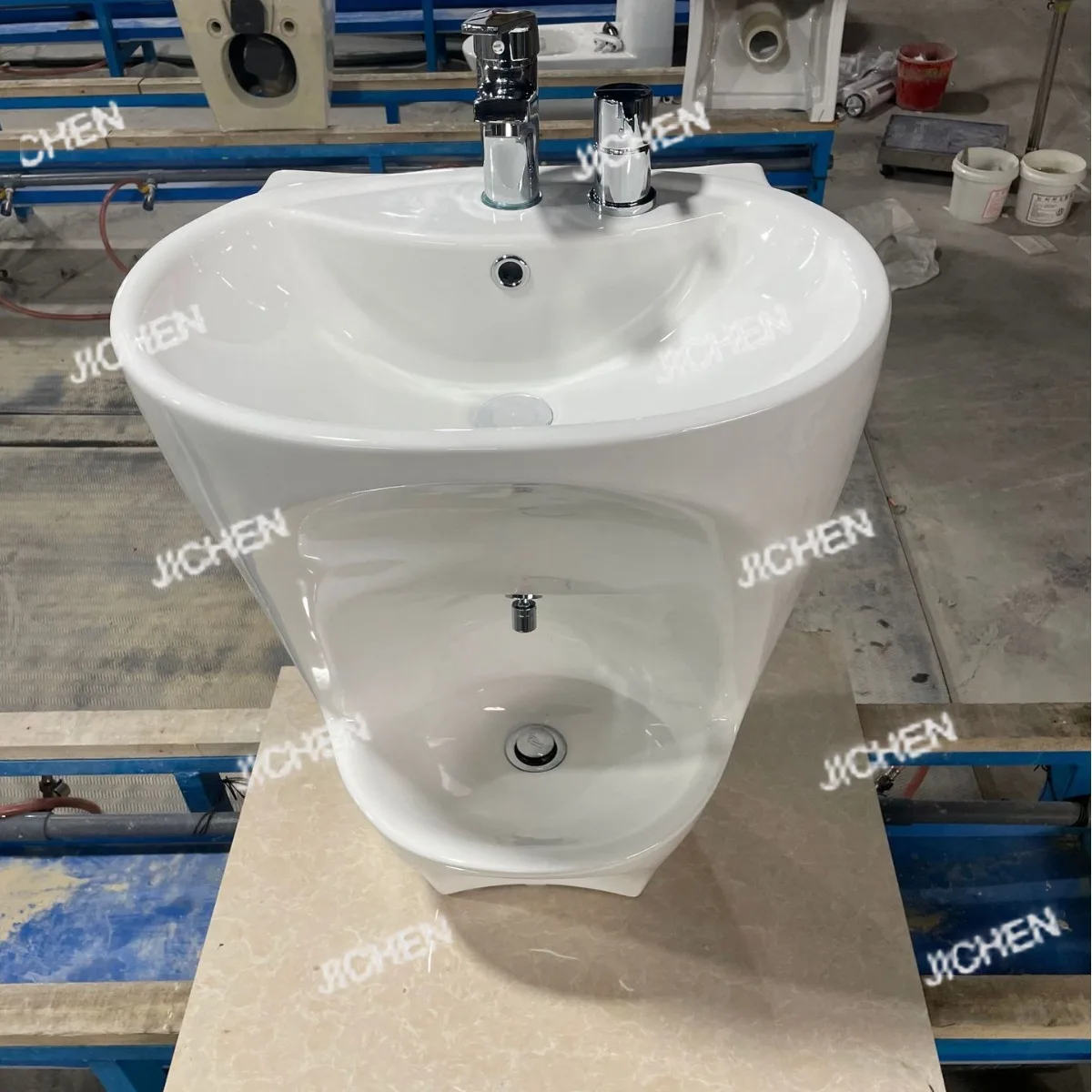 

Wash your face, wash your hands, and wash your feet. The integrated ceramic basin is convenient to use. The new one-piece small