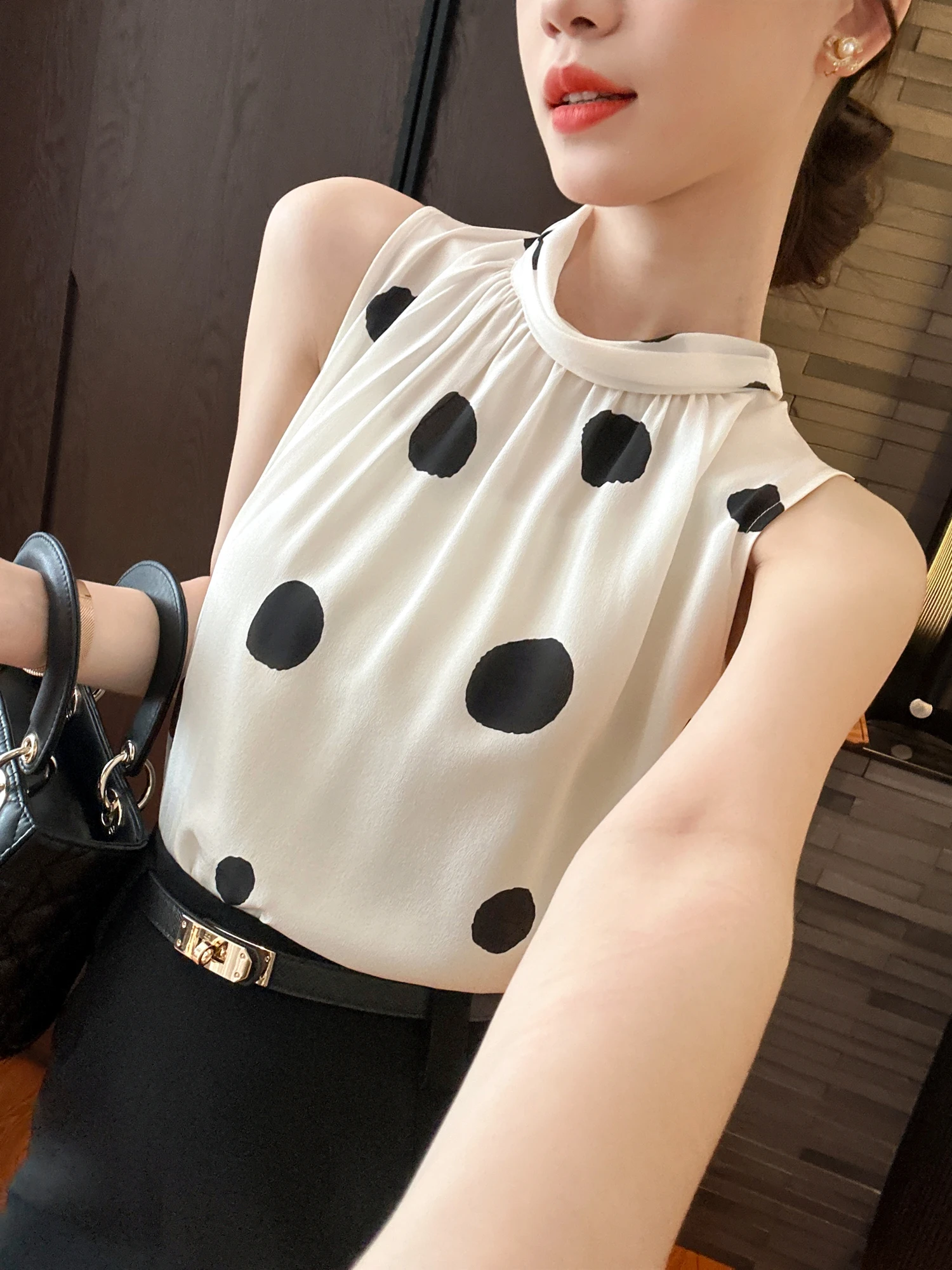 

Модная женская летняя блузка в стиле Хепберн с высоким воротником, в горошек, свободного кроя, дышащая, без усилий по уходу.