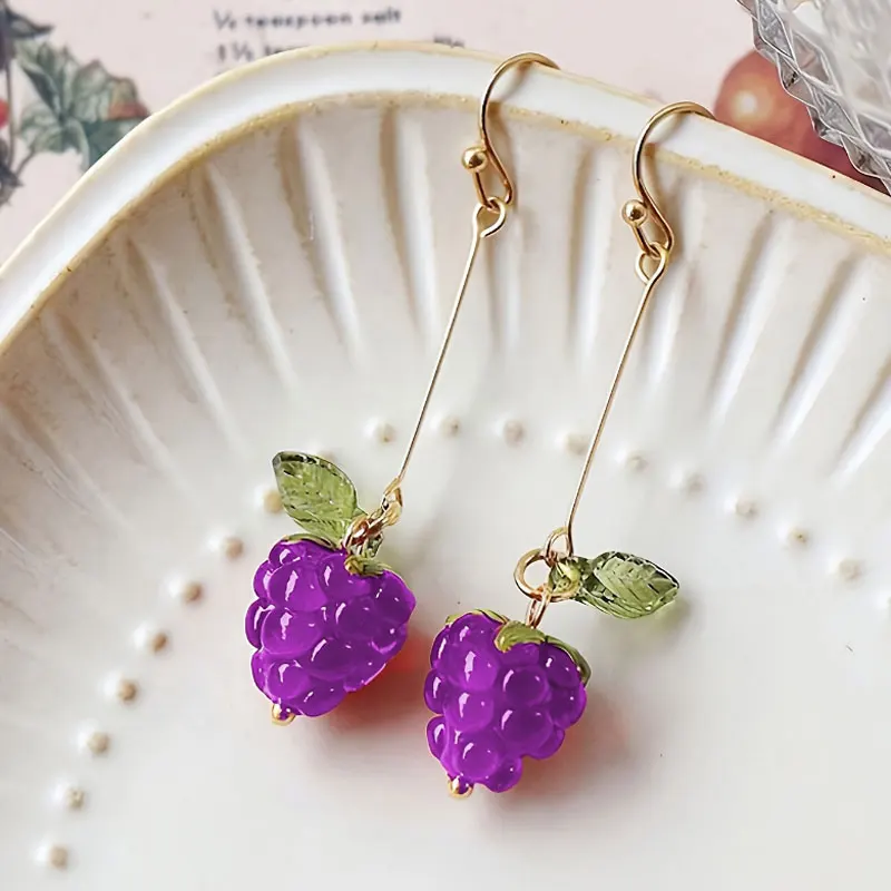 Brincos pequenos de framboesa para mulheres, folhas verdes, flor branca, frutas vermelhas, design delicado, acessórios para orelha