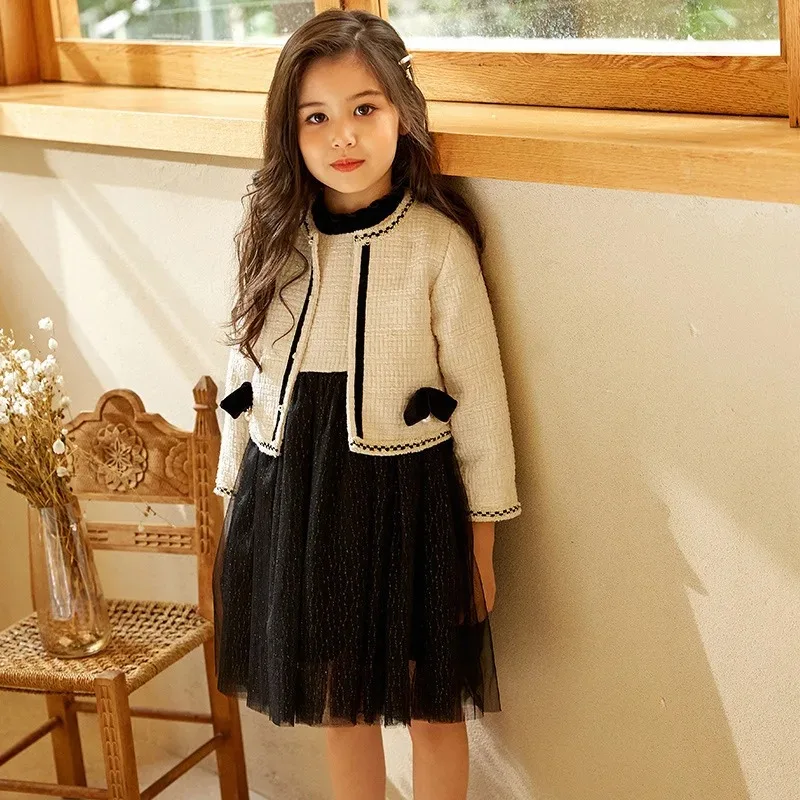 بدلة طفلة 2025 نمط جديد للربيع والخريف موضة جديدة وفستان معطف جميل مكون من قطعتين ملابس خارجية للأطفال #1