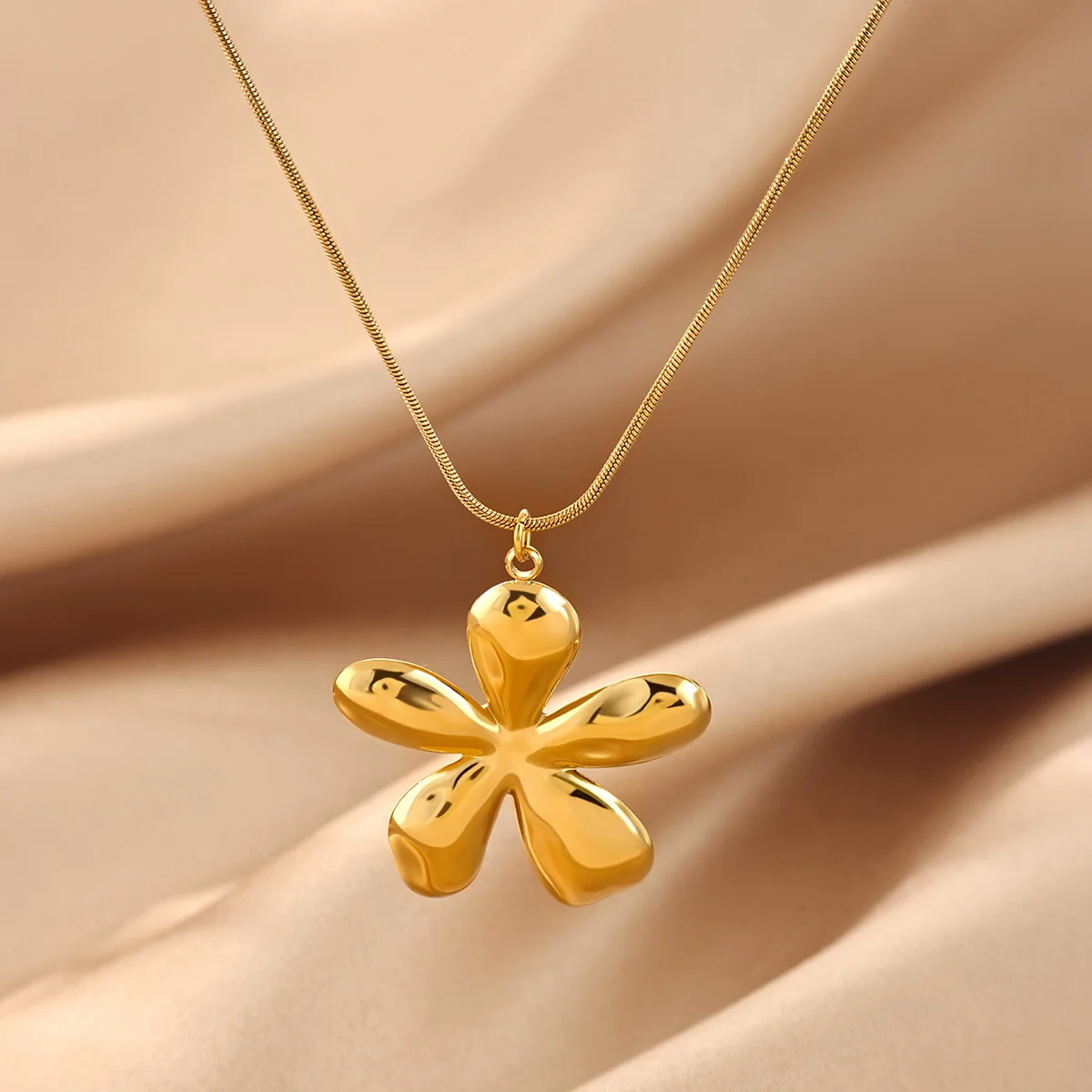 Minimalist Glossy Puffy Five-Petal Flower Necklaces For Women Gold Color Stainless Steel Flower Necklace Party Vintage Jewelry