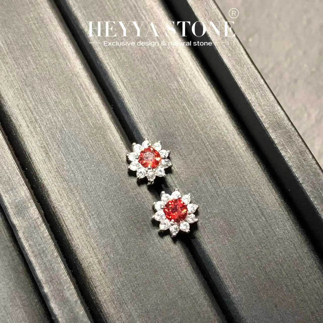 

Женские серьги-гвоздики из серебра 925 пробы с натуральным гранатом