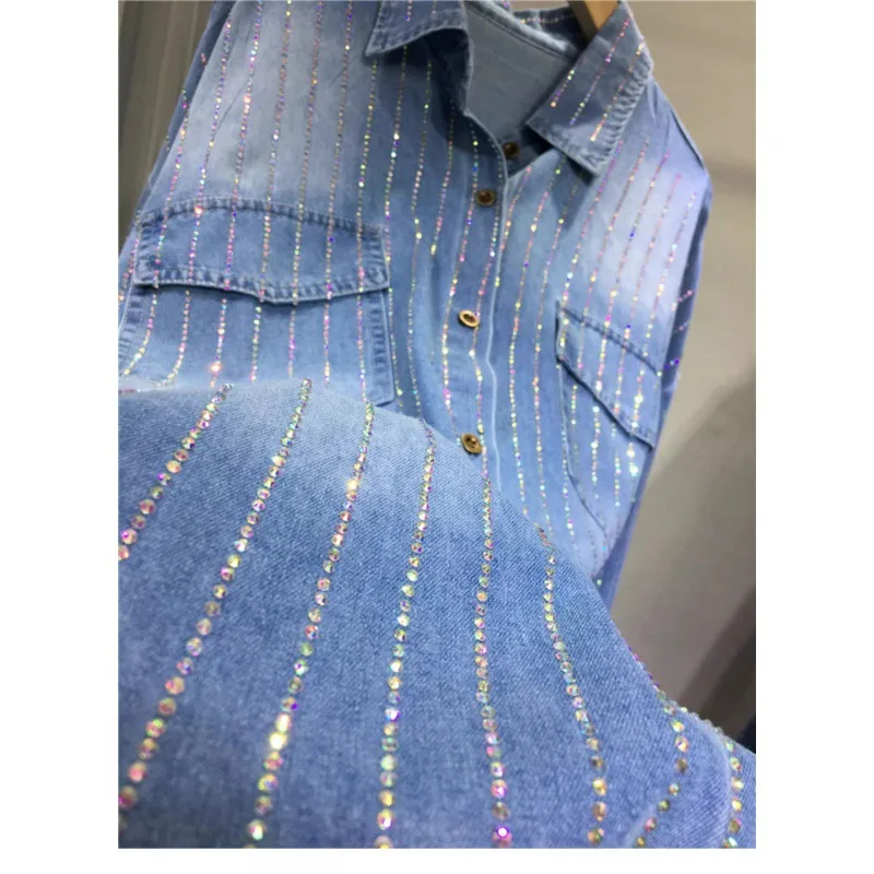 Camisa azul jeans clássica feminina, solta, comprimento médio, top primavera, streetwear novo, perfuração quente, europeu, pesado, quente, perfuração, senhoras, 2024