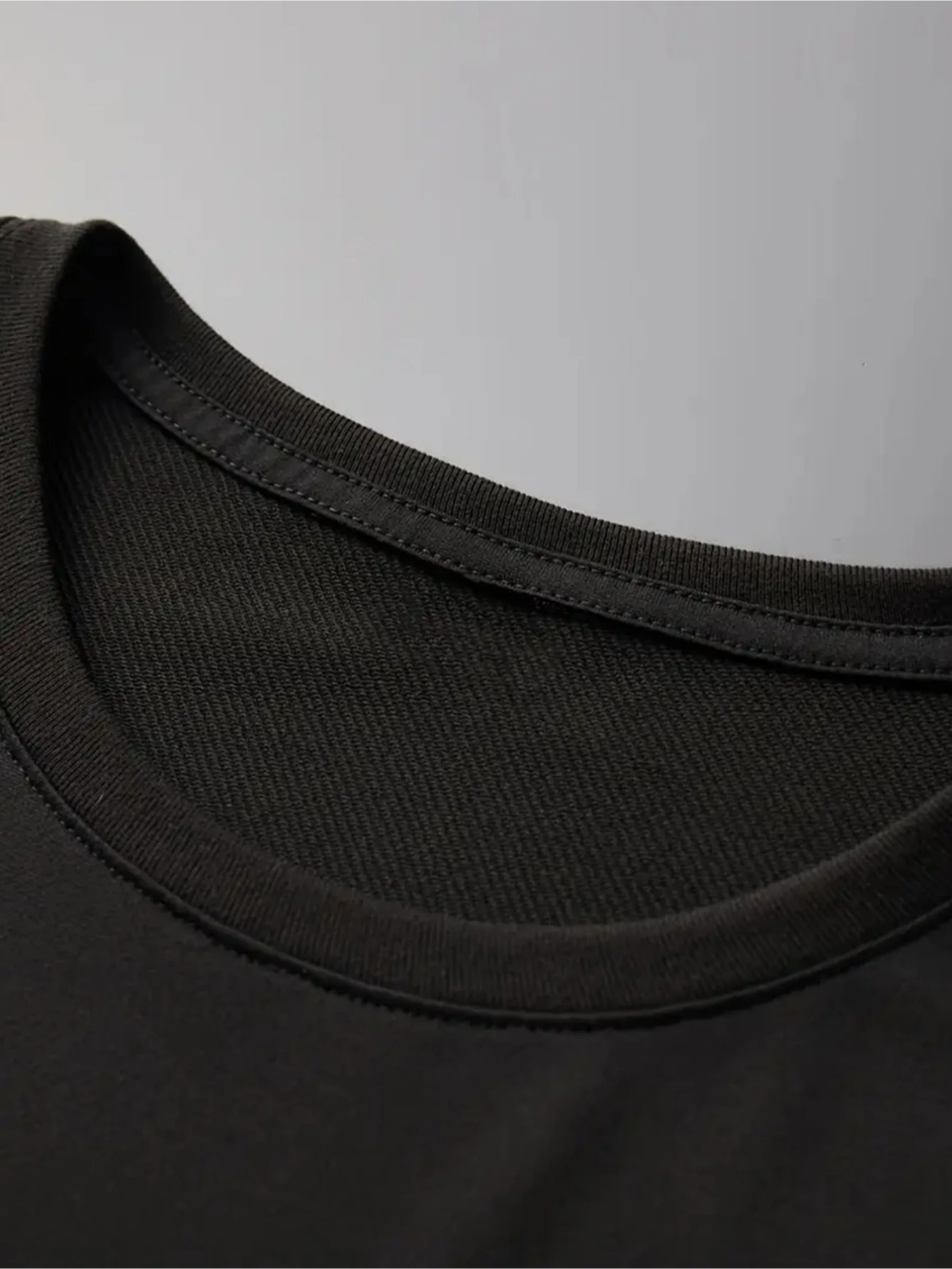 تي شيرت Y2K بنمط عصري للرجال - بلوزة بنمط الشارع بطباعة جرافيتي جريئة، نمط صيفي كاجوال "Fly Girls Only" تصميم شعار