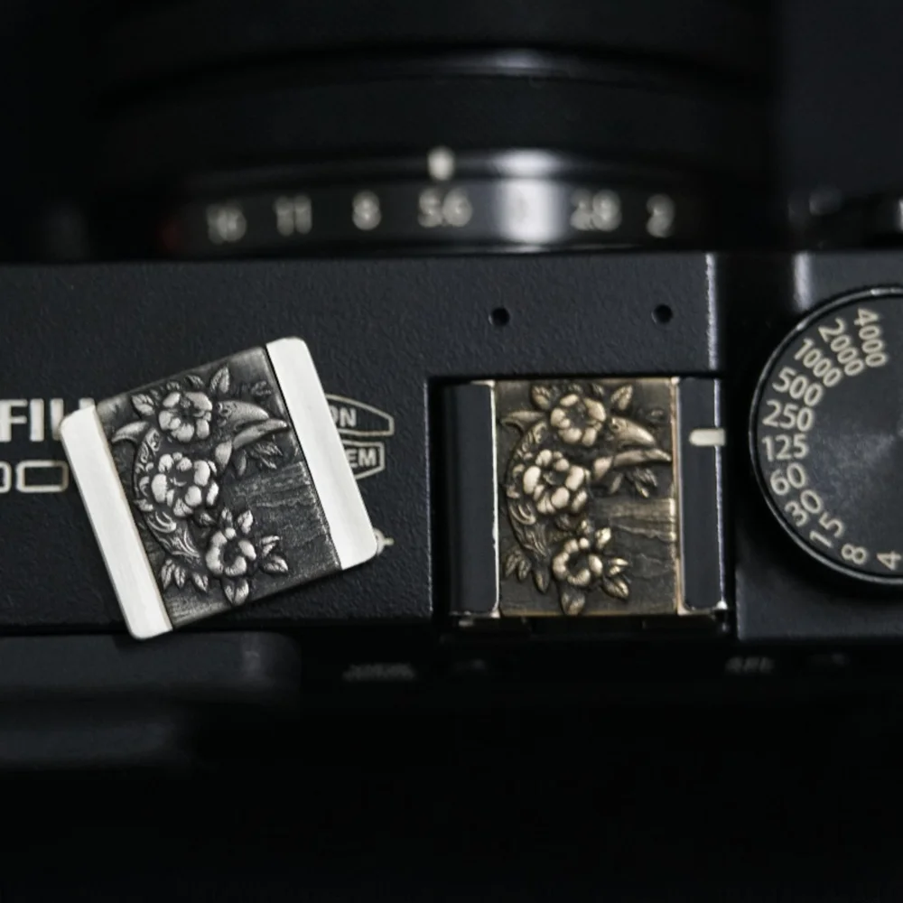 Copertura per slitta calda in metallo per fotocamera Dolphin per Fujifilm X100F XT30 XT5 XPro3 XE4 XE5 XM5 X100VI Nikon ZF ZR Lumix S9 Pulsante otturatore