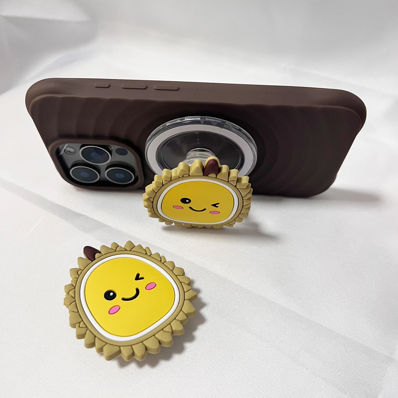 ที่วางโทรศัพท์มือถือรูปทุเรียนน่ารัก นุ่มนิ่ม ดีไซน์ซุกซน ใช้เป็นขาตั้งโทรศัพท์ได้ รองรับ iPhone 17 iPhone 16Pro Max Samsung ของขวัญสำหรับสาวๆ