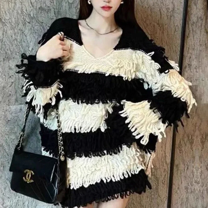 

2024 Winter New Fashion Retro Hong Kong Style V-neck Sweater for Women European Autumn/Winter New Loose Knitted Top with Tassel