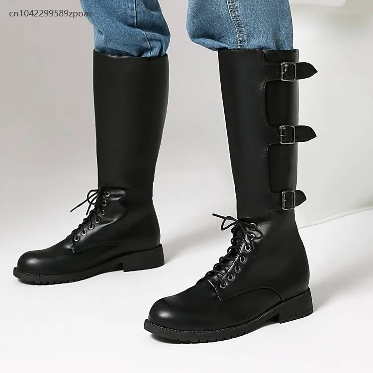 รองเท้าบูททรงสูงแบบผูกเชือก สไตล์ยุคกลางย้อนยุค สำหรับฤดูใบไม้ร่วงและฤดูหนาว หัวเข็มขัดแบบร้อยเชือก สำหรับผู้ชาย ไซส์ใหญ่ หนัง PU หัวมน สีพื้น