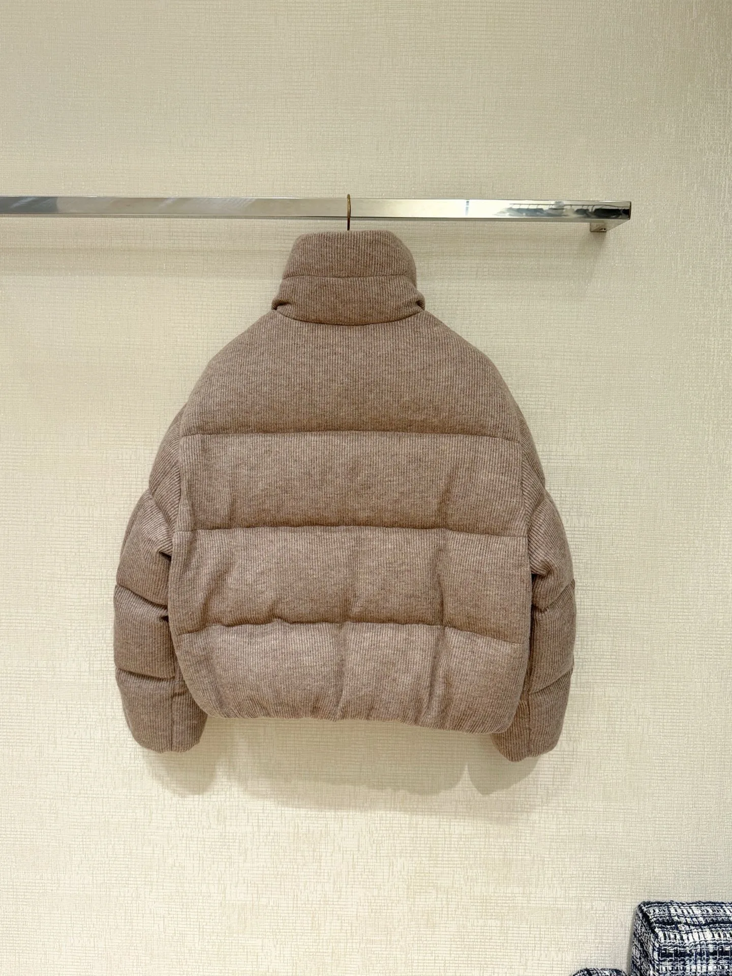 2025 Winter Neue frauen Beige Stricken Textur Puffer Jacke Rollkragen Kordelzug Taille Warme Kurze Mantel Casual Oberbekleidung