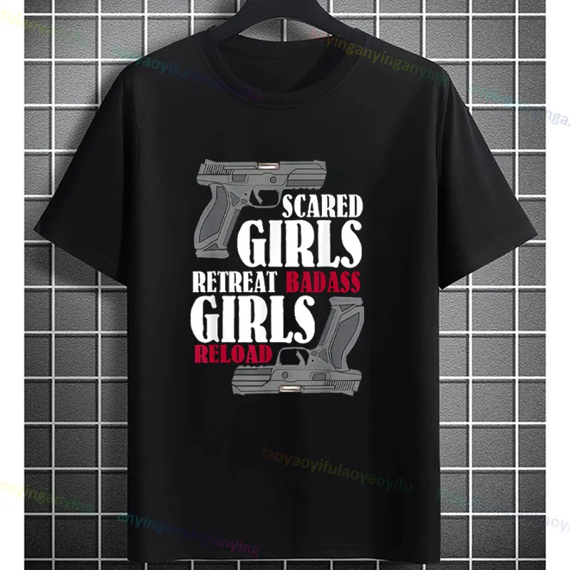 تي شيرت نسائي مضحك "Scared Girls Retreat Badass Girls- Reload" تي شيرت جرافيك بتصميم فكاهة من القطن الخالص بأكمام قصيرة تيشيرتات غير رسمية