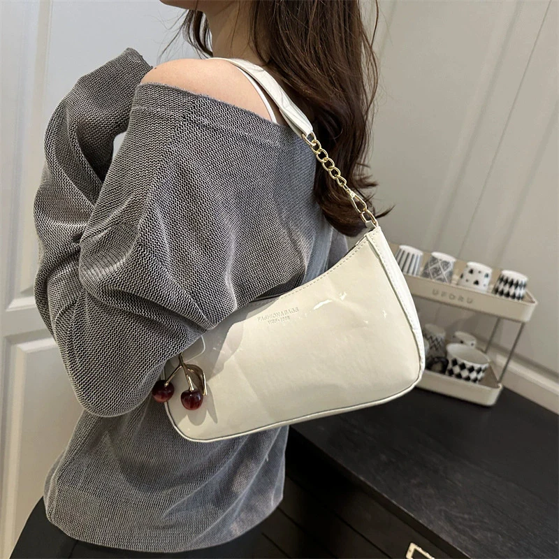 Neue Modische Damen-Handtasche aus PU-Leder, Einfarbig mit Kirsch-Anhänger, Vielseitige Schultertasche, Damen-Umhängetasche für den Alltag – Detail 10